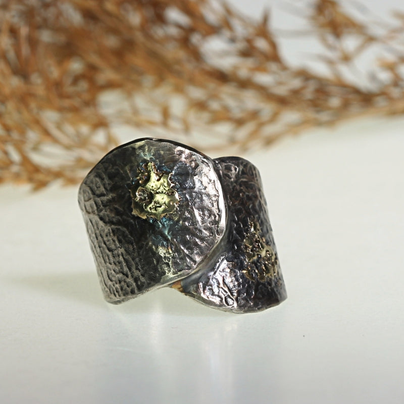 Ring Simply metals with structure and gold surfaces