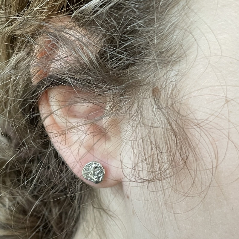 White gold structure stud earrings