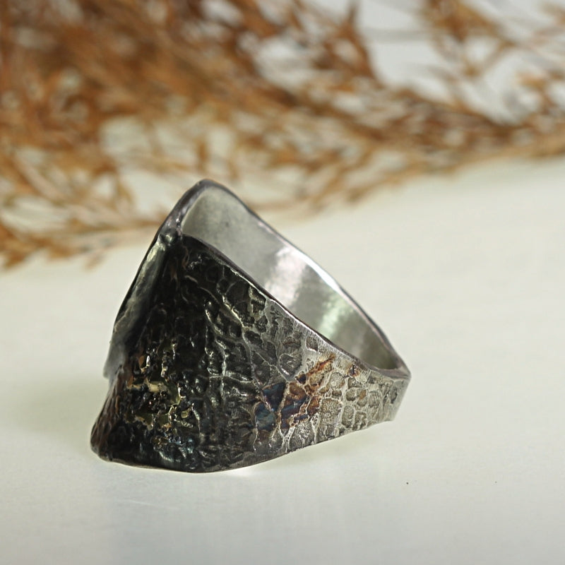 Ring Simply metals with structure and gold surfaces
