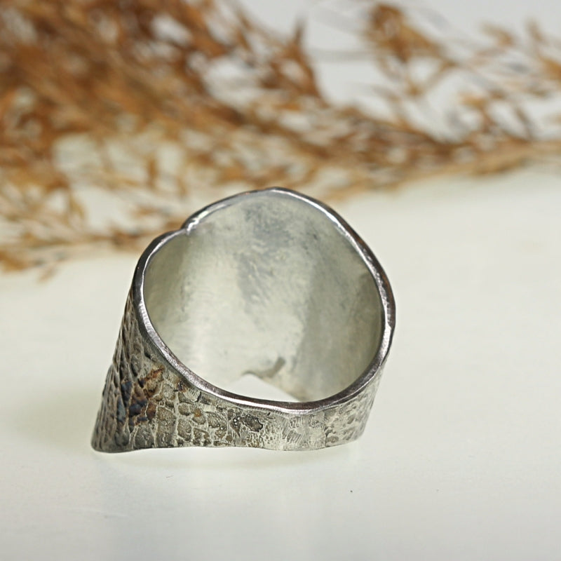 Ring Simply metals with structure and gold surfaces