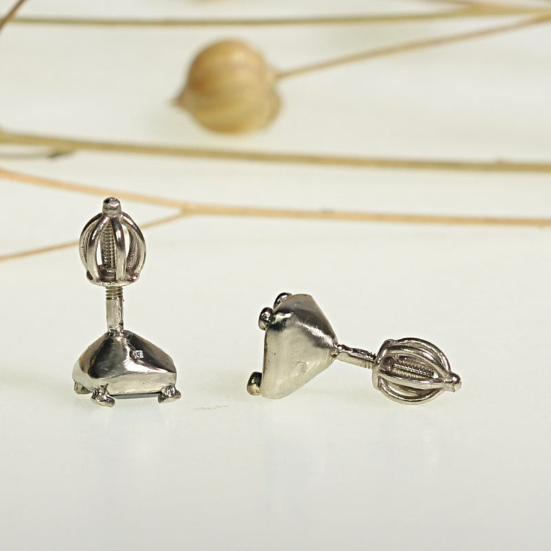 White gold stud earrings with sapphires