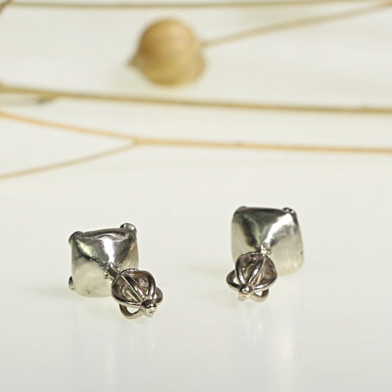 White gold stud earrings with sapphires