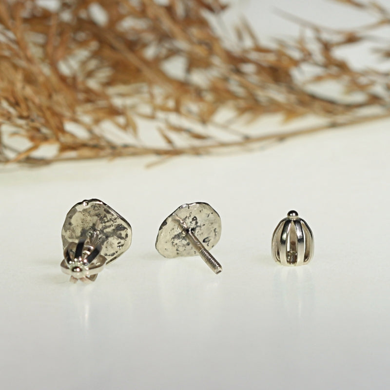White gold structure stud earrings