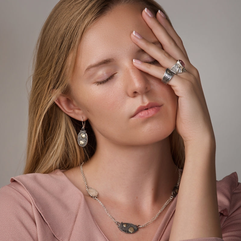 Ring Simply metals with structure and gold surfaces