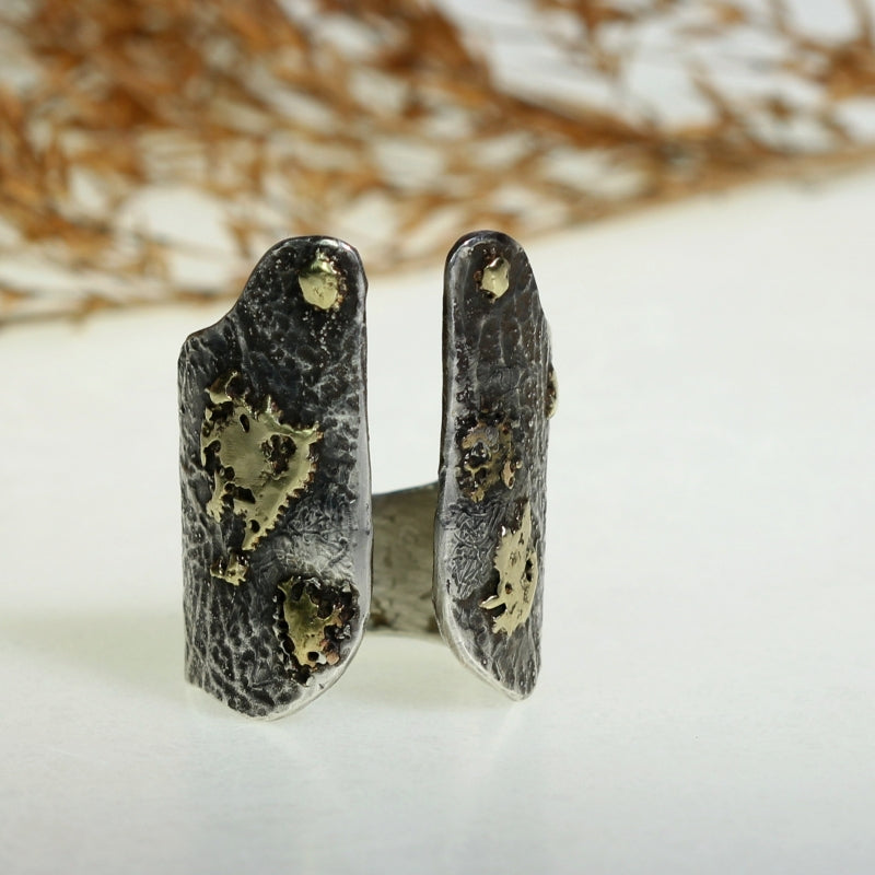 open ring Simply metals with structure and gold surfaces