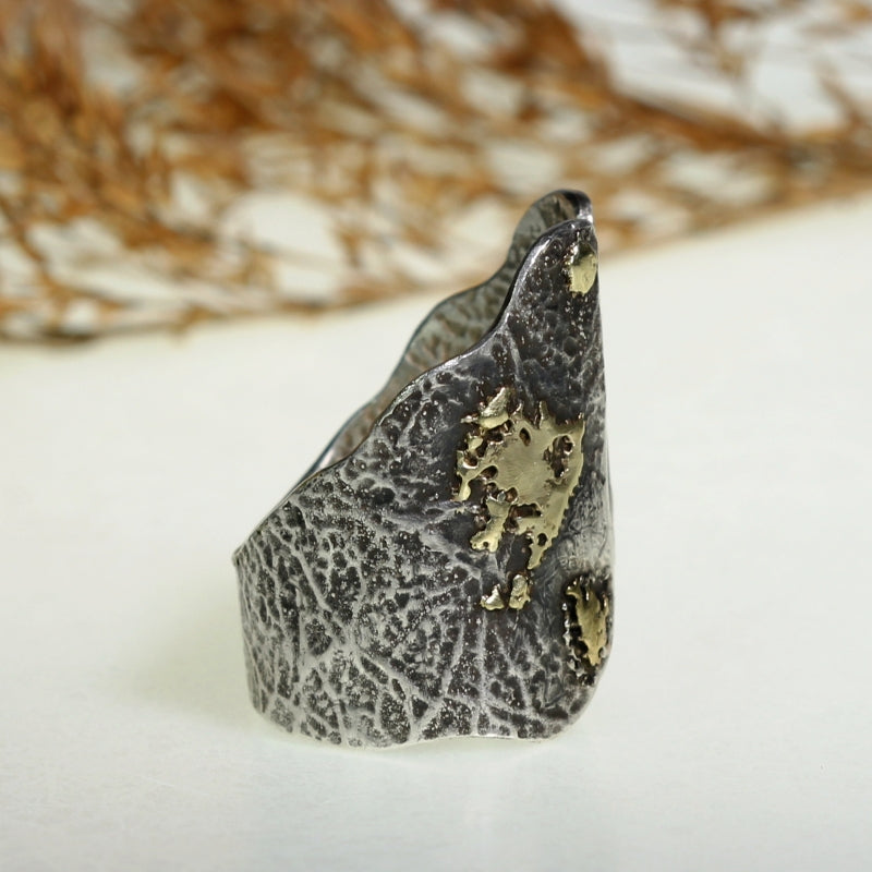 open ring Simply metals with structure and gold surfaces