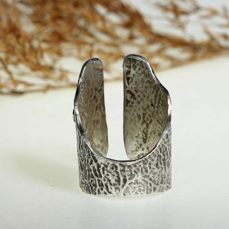 open ring Simply metals with structure and gold surfaces