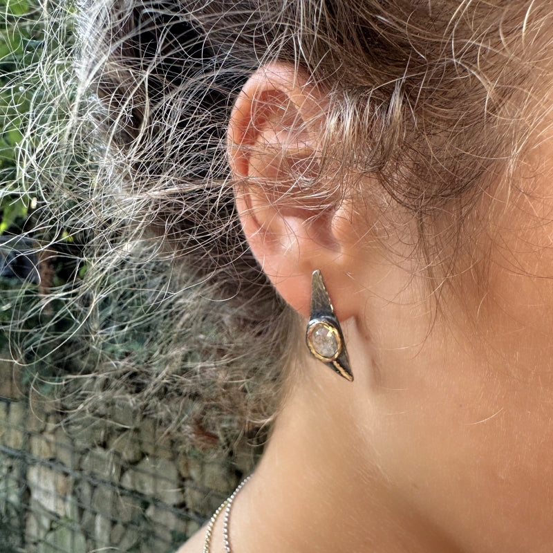 Stud earrings with moonstone