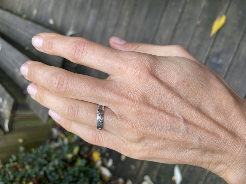 Ring Simply metals with structure and gold dots