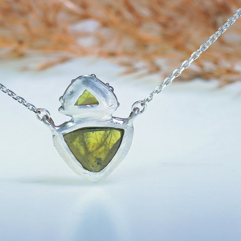 Necklace with sphenes