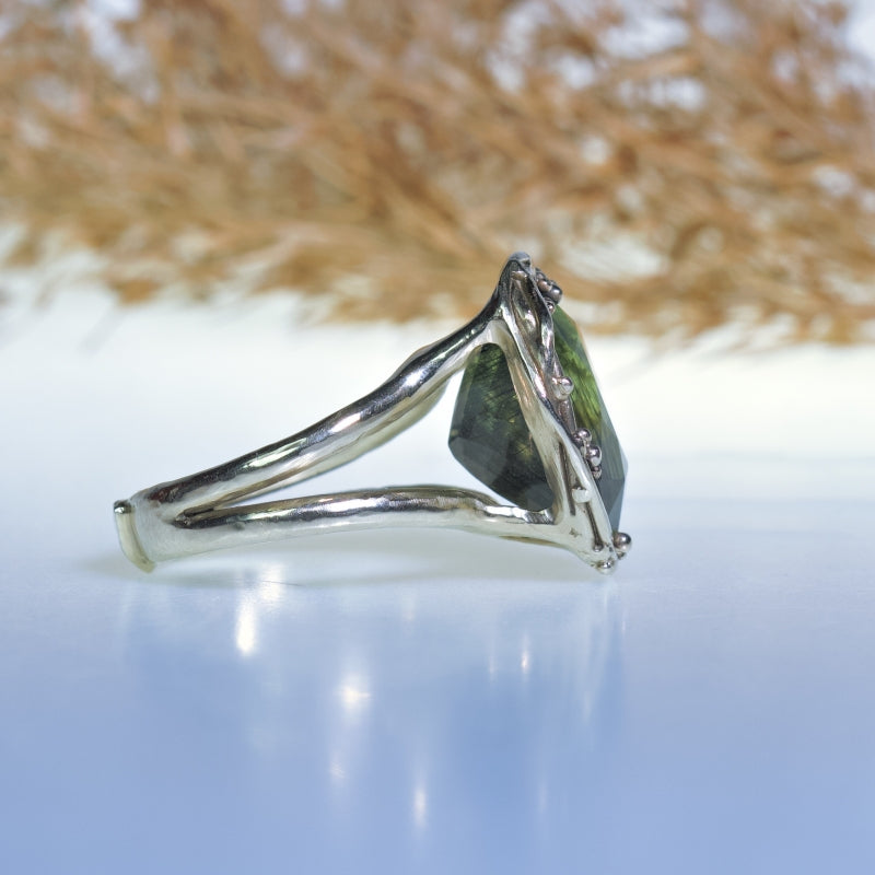 White gold ring with Ludwigite rutile peridot