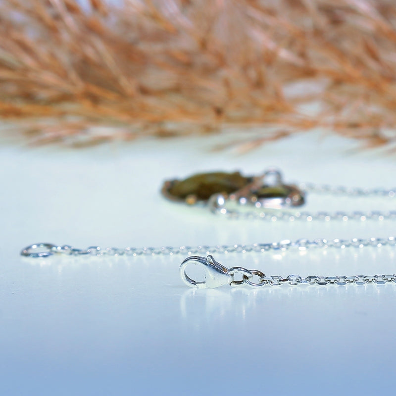 Necklace with sphenes