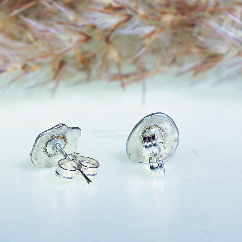 Stud earrings with structure
