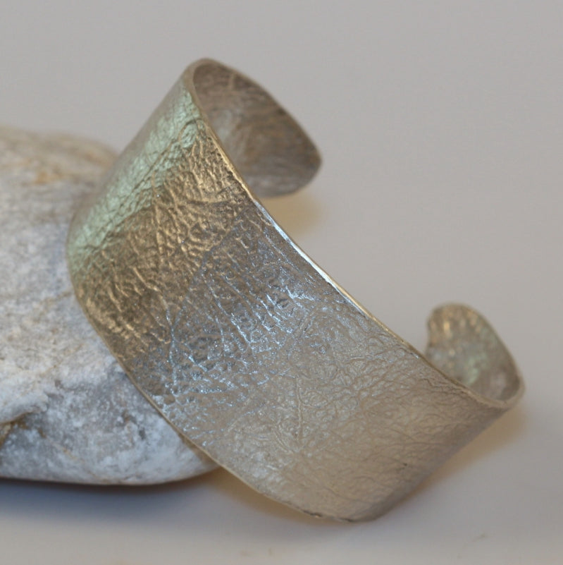 Open cuff Simply metals with structure