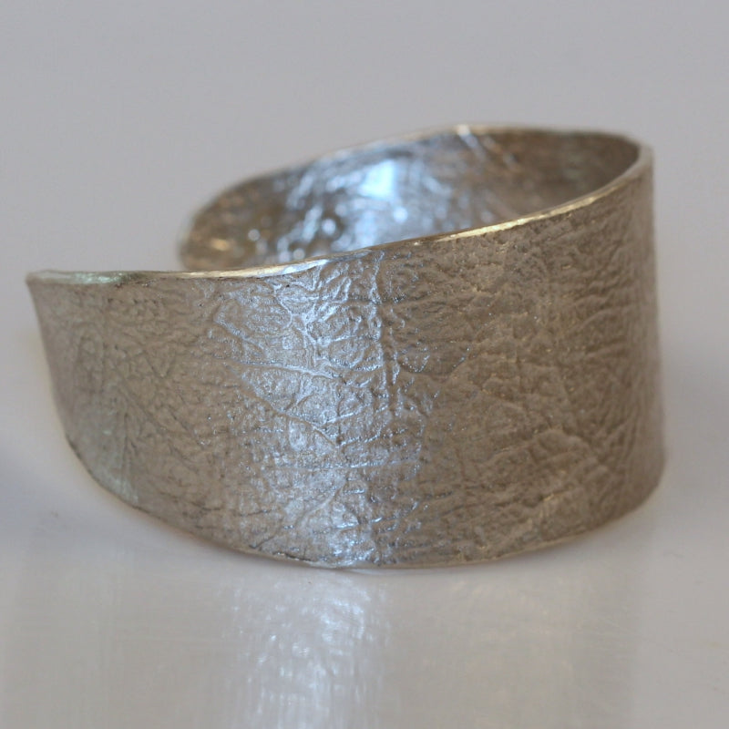 Open cuff Simply metals with structure