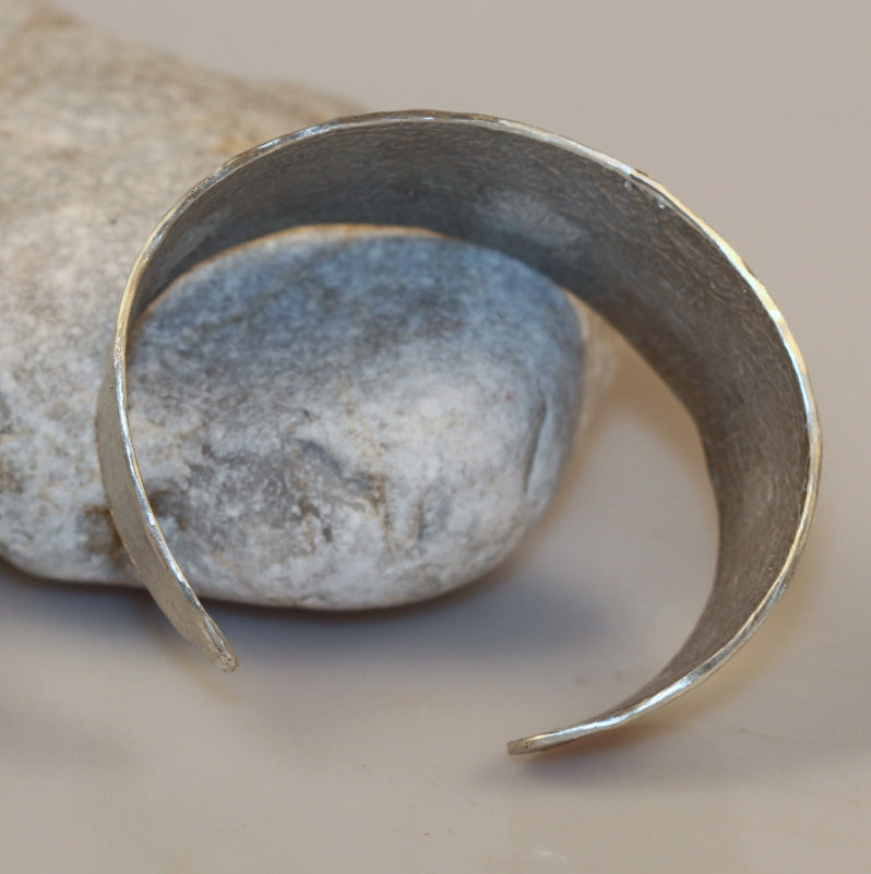 Open cuff Simply metals with structure