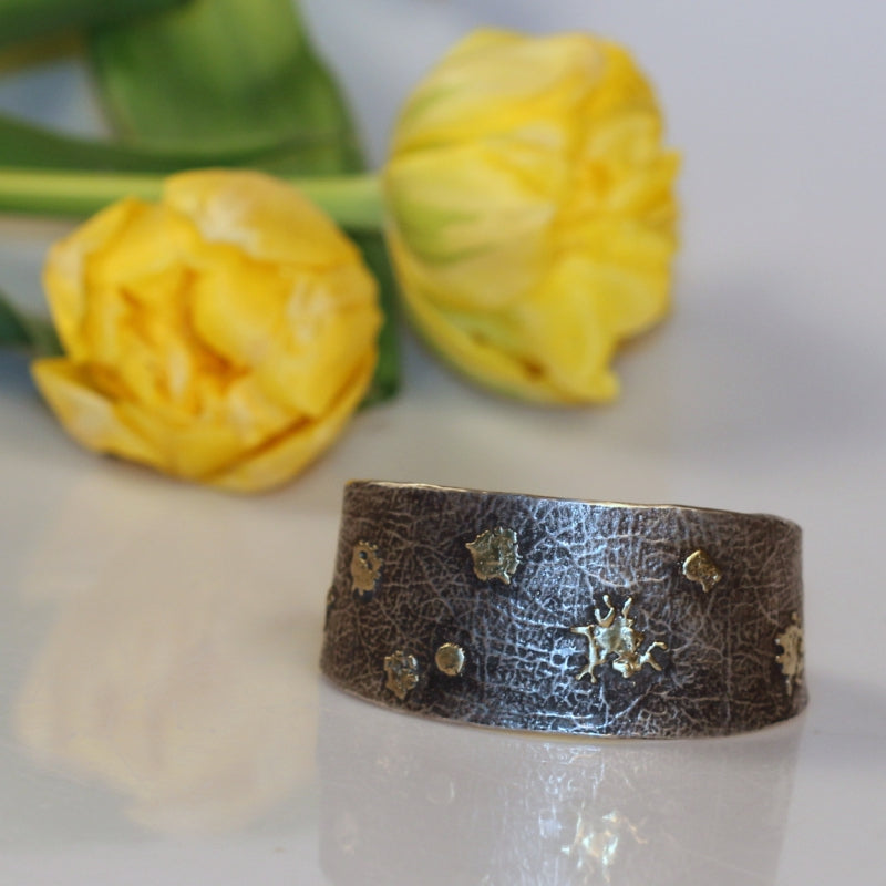 Open cuff Simply metals with structure and gold parts