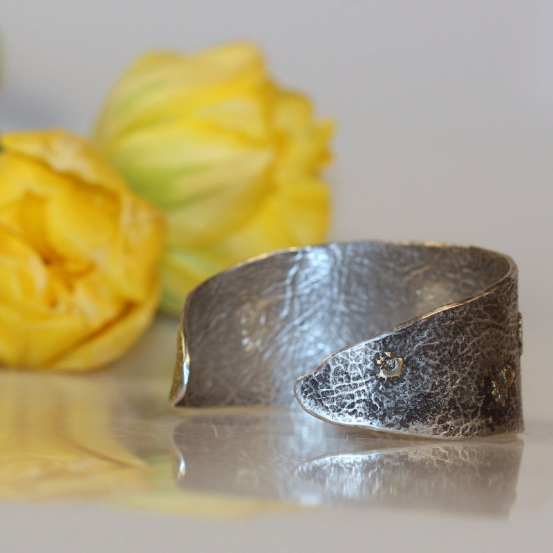 Open cuff Simply metals with structure and gold parts