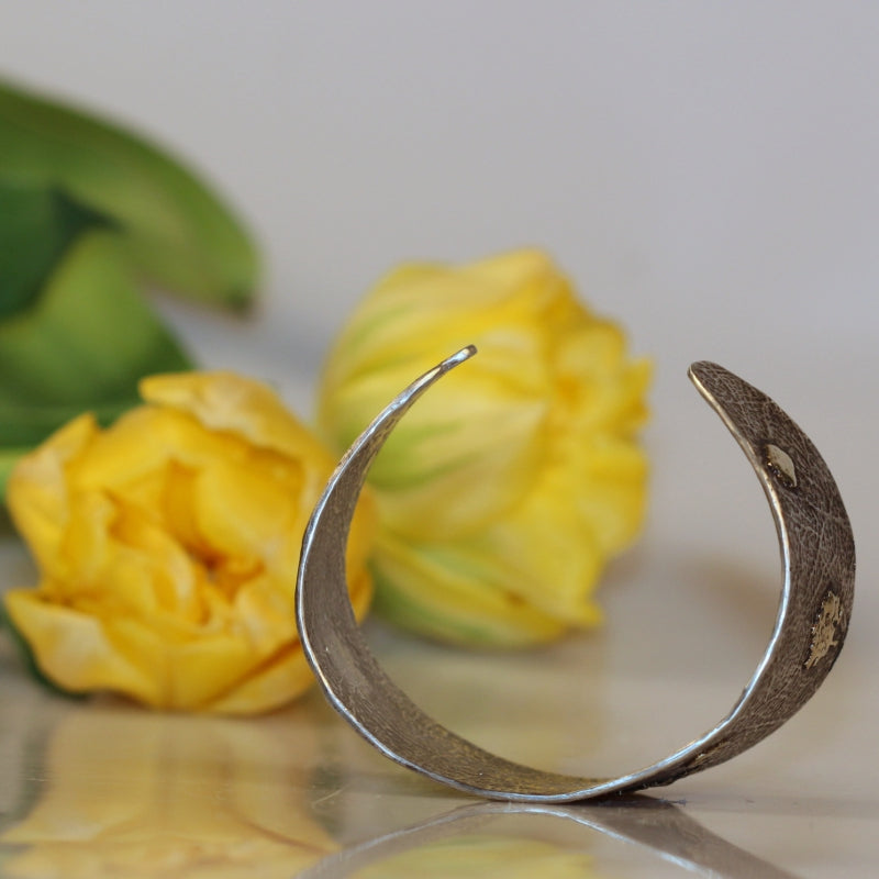 Open cuff Simply metals with structure and gold parts