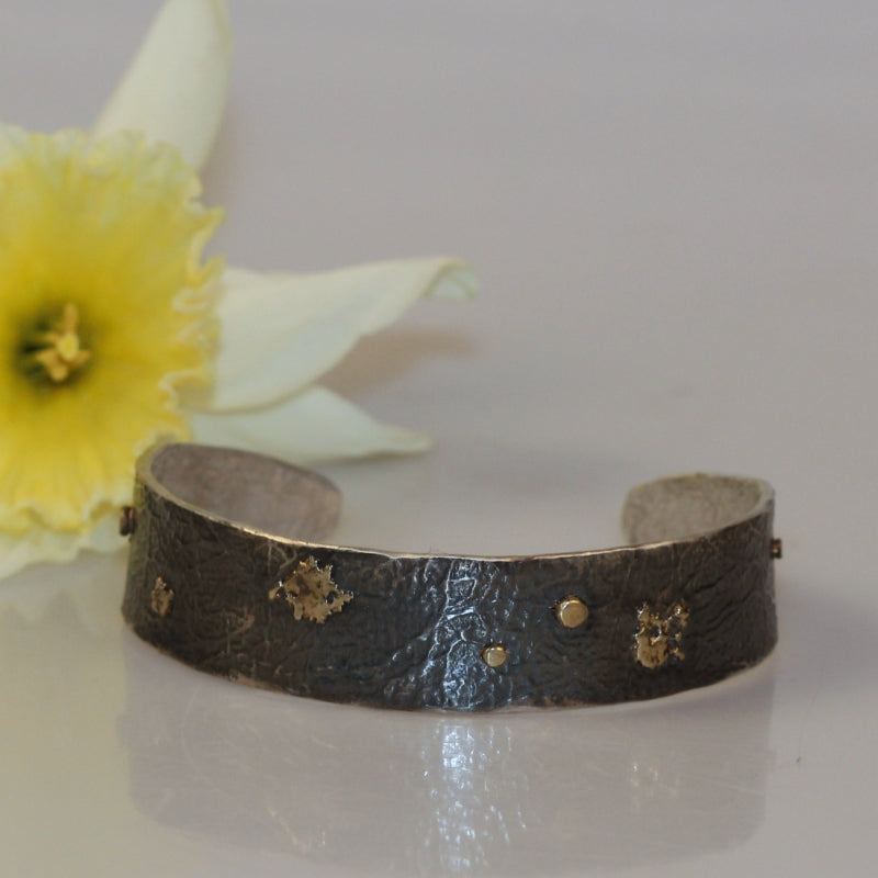 Narrow open cuff Simply metals with structure and gold parts