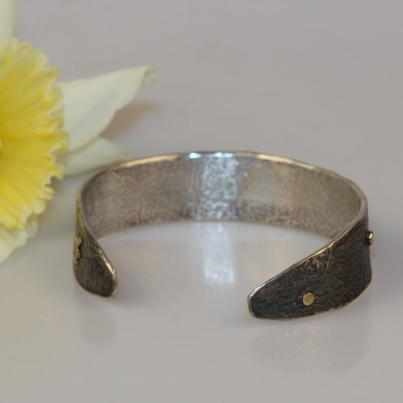Narrow open cuff Simply metals with structure and gold parts