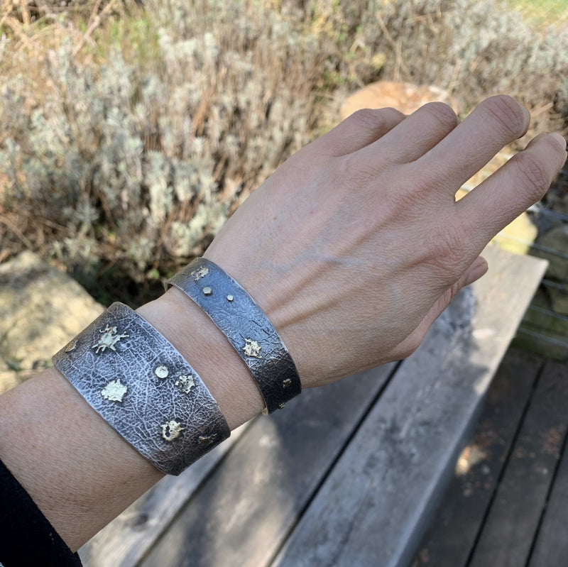 Narrow open cuff Simply metals with structure and gold parts