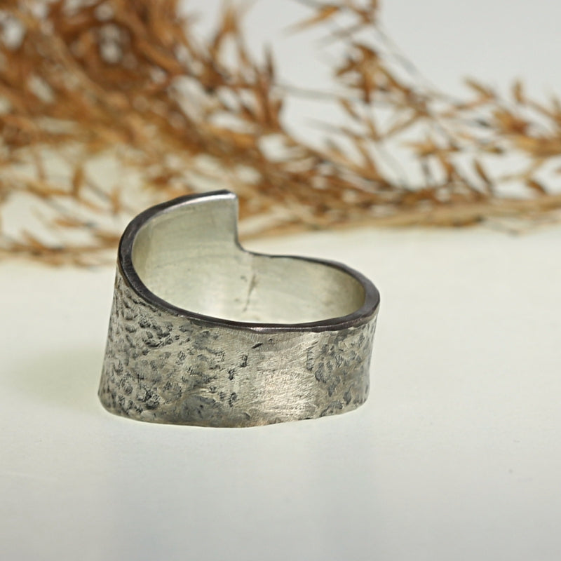 Asymetric ring Simply metals with structure