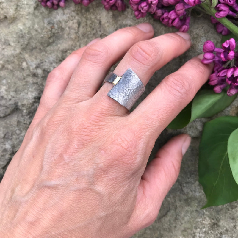Asymetric ring Simply metals with structure