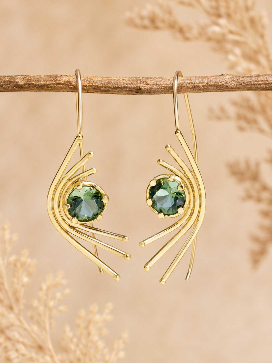 Boucles d'oreilles extravagantes en or avec moldavites