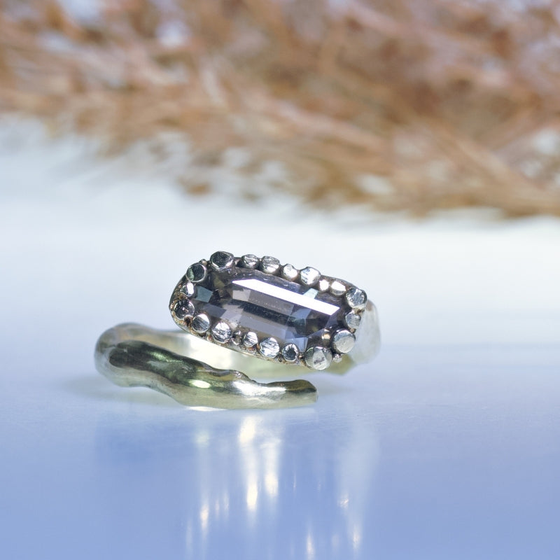 Gold open shape ring with zirkon