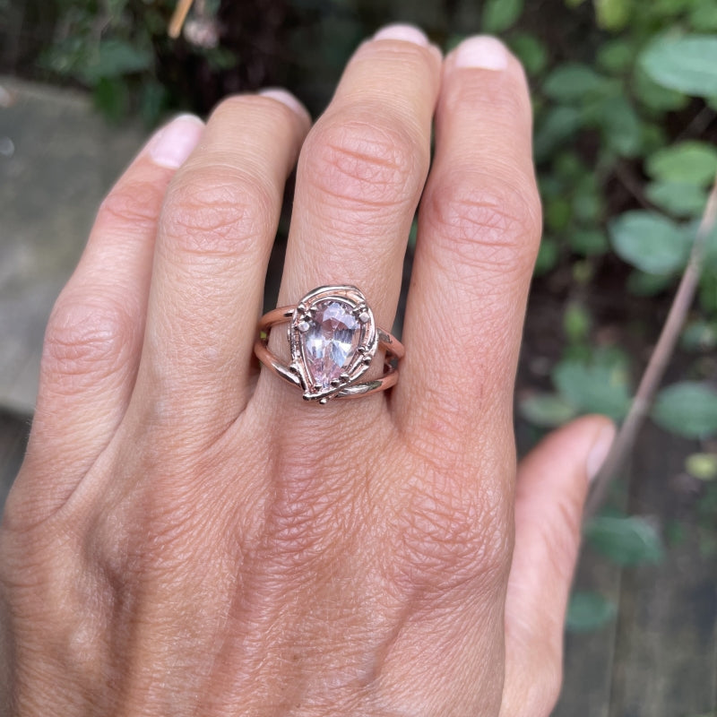 Red gold ring with morganite and double band