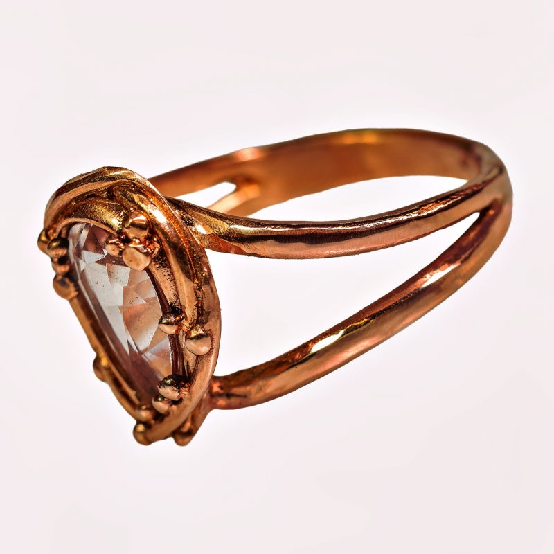 Red gold ring with morganite and double band