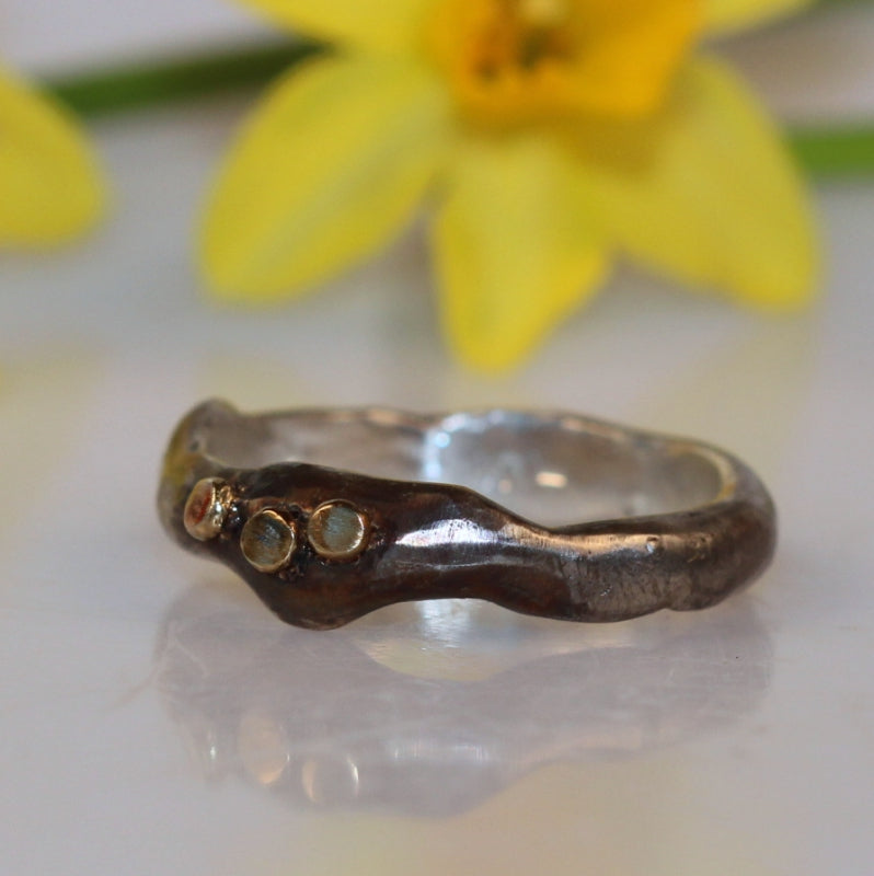 Ring Simply metals with three gold dots