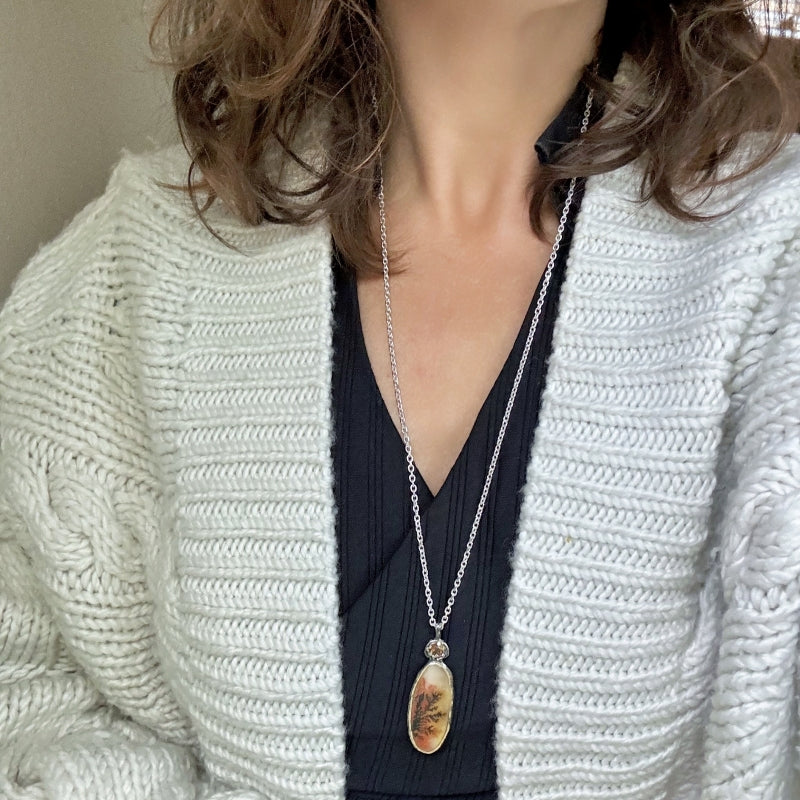 Necklace with oval dendritic agate and sphene