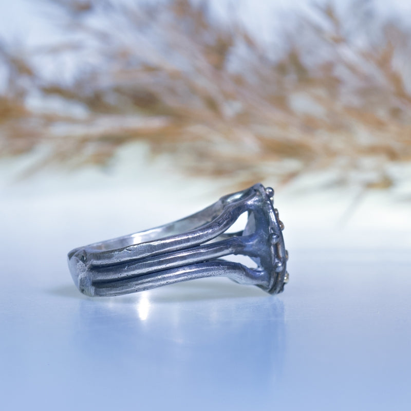 Ring with moonstone and triple band