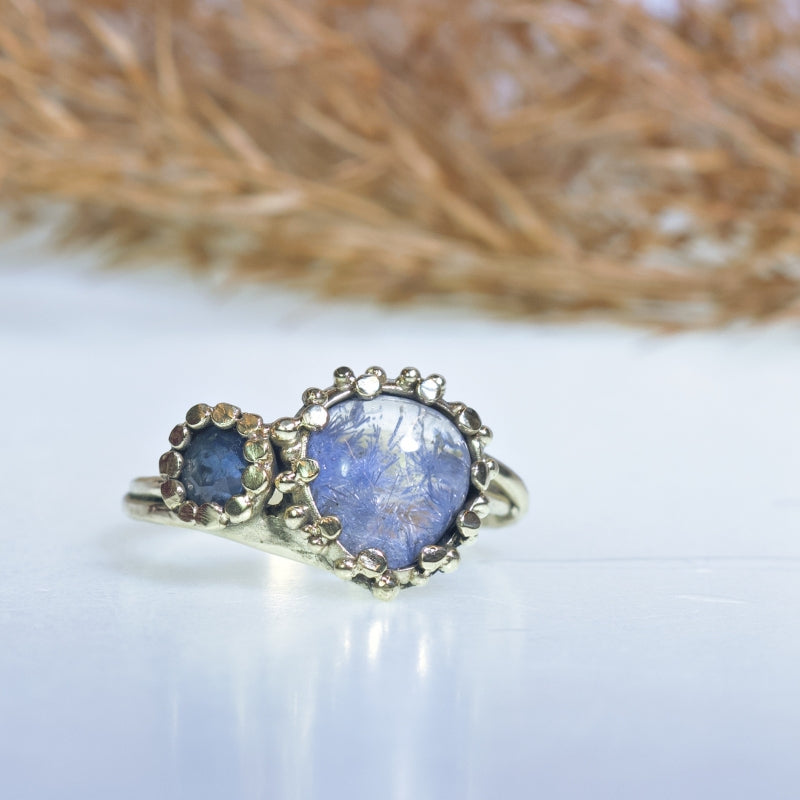 Gold ring with dumortierite and sapphire