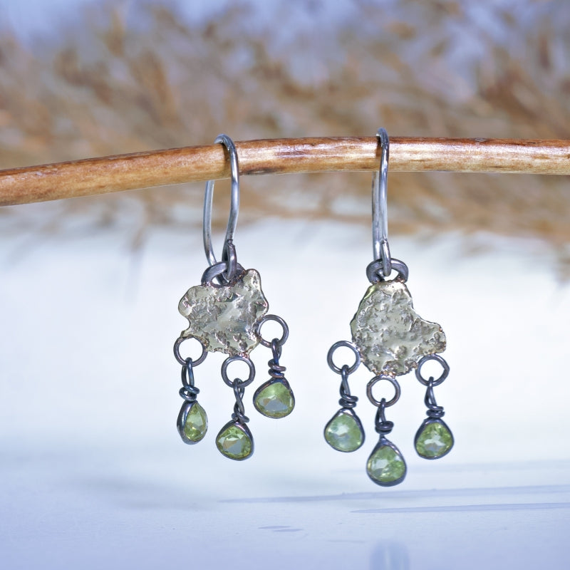 Hanging earrings with organic shape gold plates and peridots