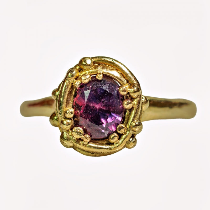 Gold ring with Winza sapphire/ruby