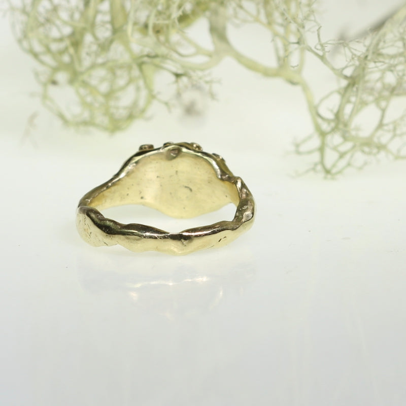 Gold ring with three sfenes/titanites and organic band