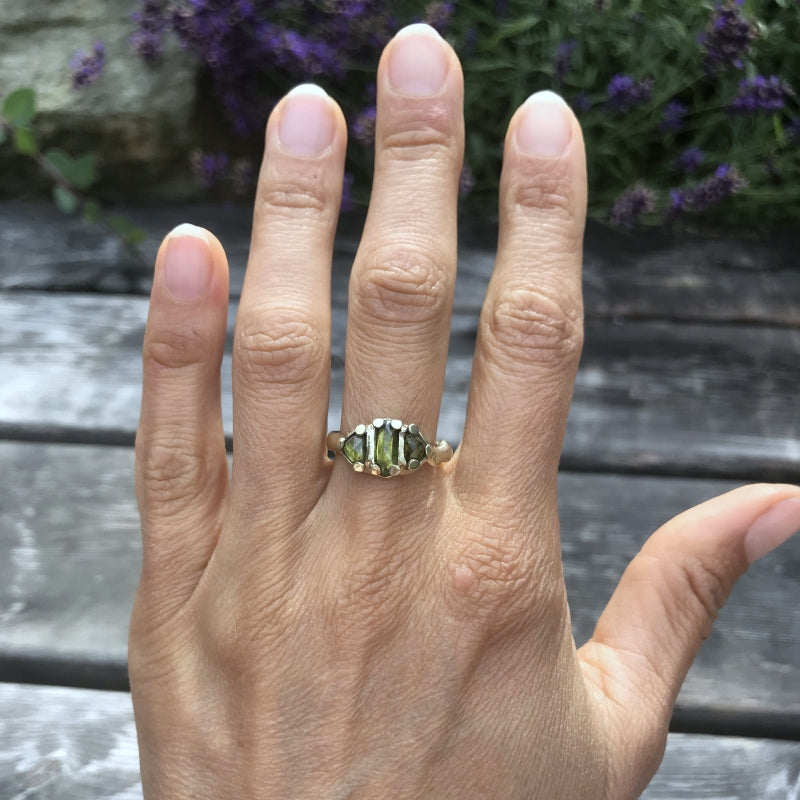 Gold ring with three sfenes/titanites and organic band