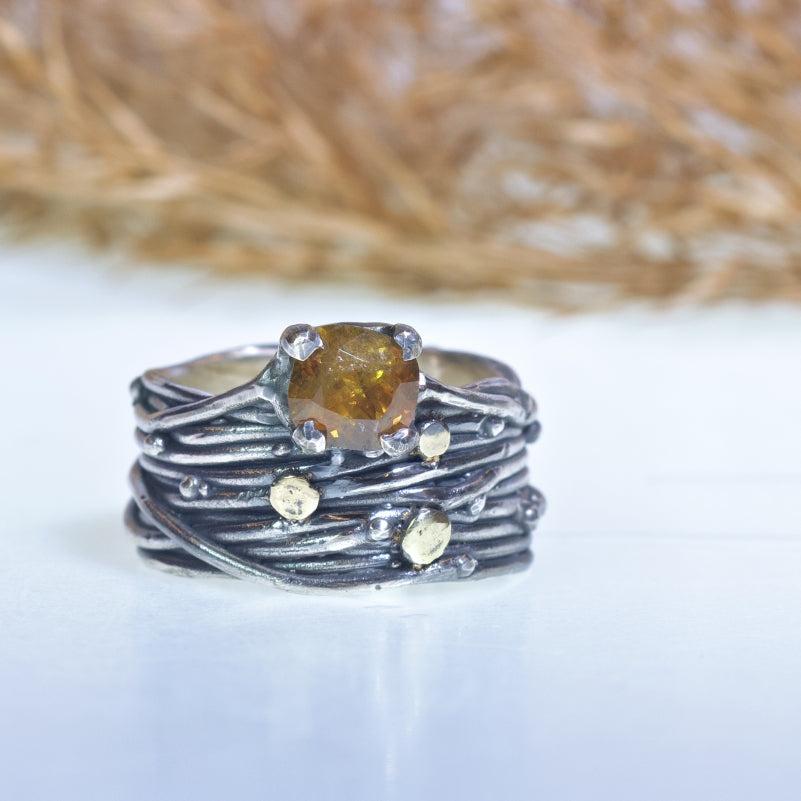 Wide ring Galaxy with sphene