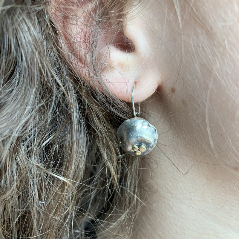 Round simply metals earrings with three gold dots