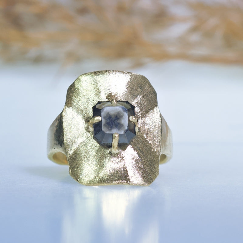 18k gold ring with asteriated diamond
