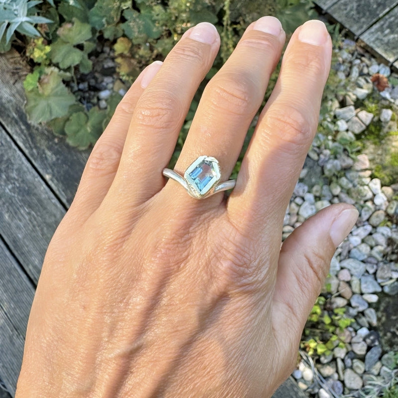 Ring wave with geometric aquamarine