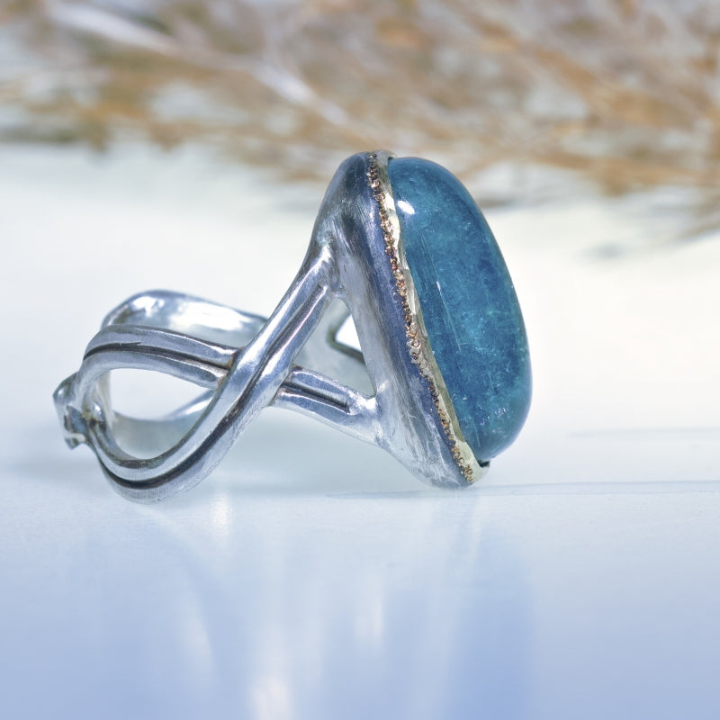 Ring with big blue tourmaline and scallop band
