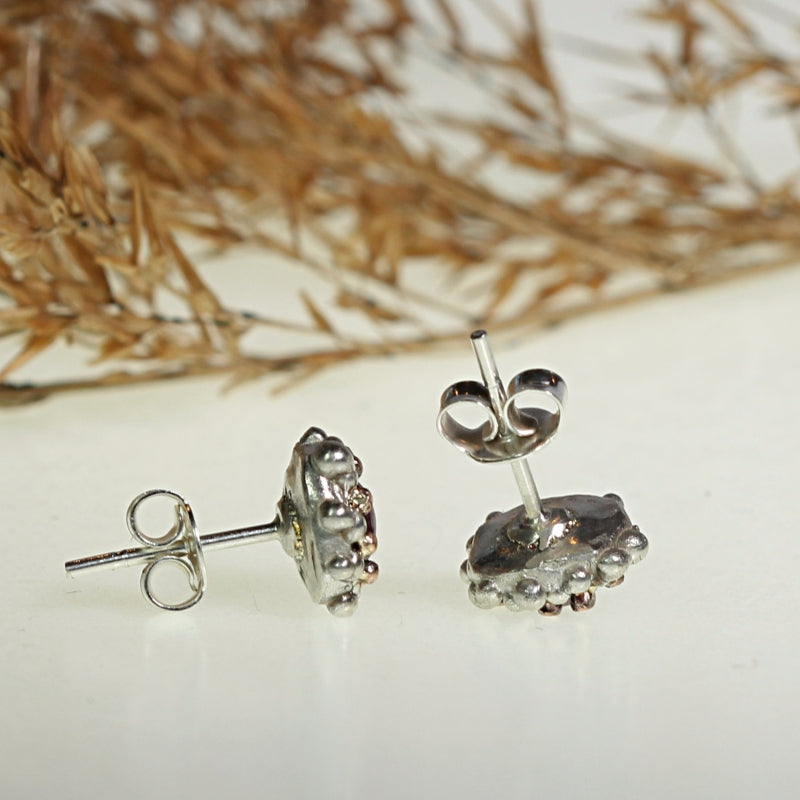 Stud earrings with Winza rubies and structure