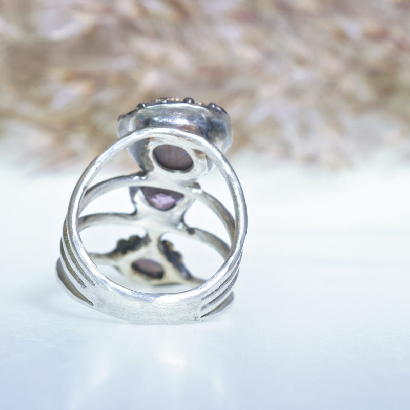 Ring with star ruby and two spinels