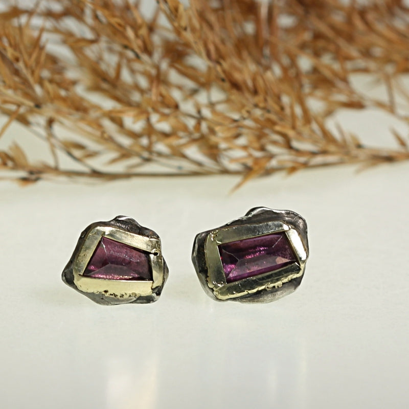 Stud earring with geometric garnet rhodolite
