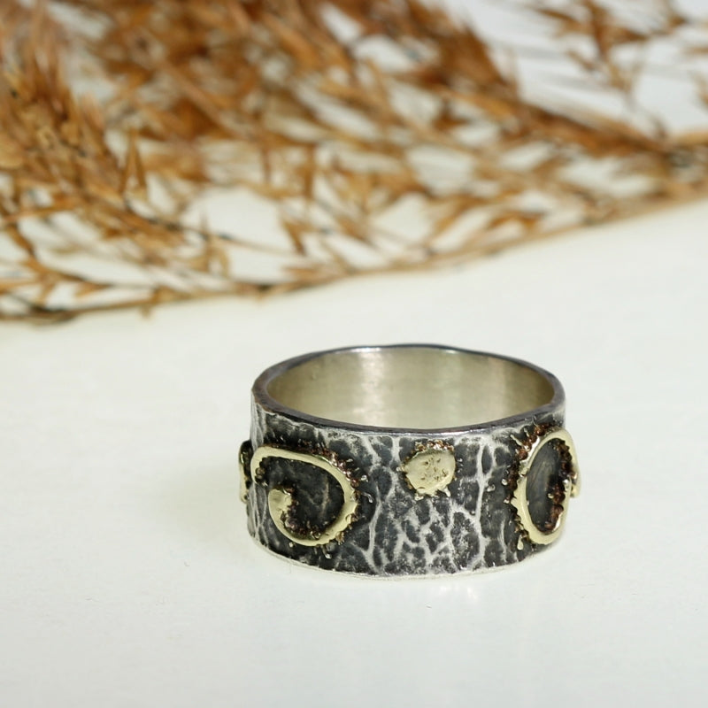 Ring Simply metals with structure and gold supplements