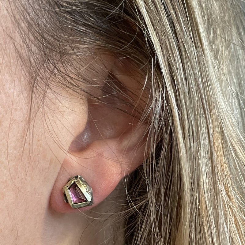 Stud earring with geometric garnet rhodolite